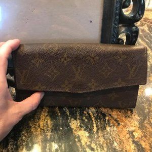 Louis Vuitton Wallet.  6 * 4 inches.